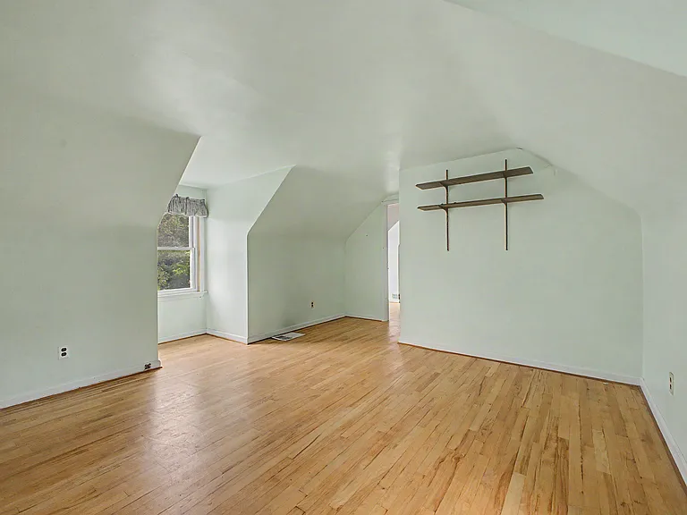 21236 Outer Dr — Photo 27