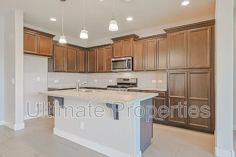 4 bed, 3.0 bath, 2142 sqft, $2,350 — Photo 2