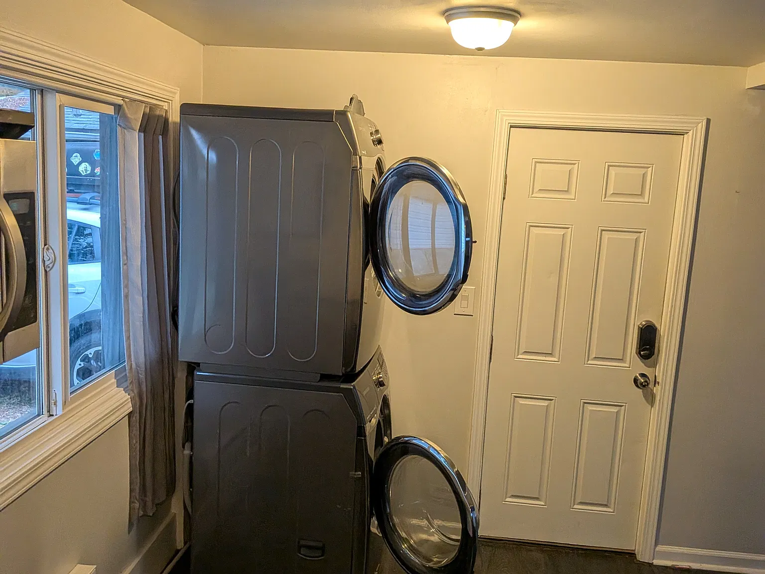 2 bed, 700 sqft, $2,400 — Photo 3
