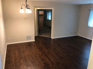 905 N Milwaukee Ave #101, Libertyville, IL 60048
