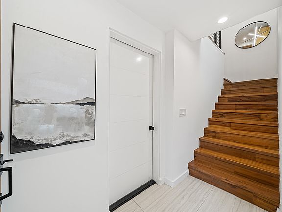 4th image of 1327 N Fuller Ave #10