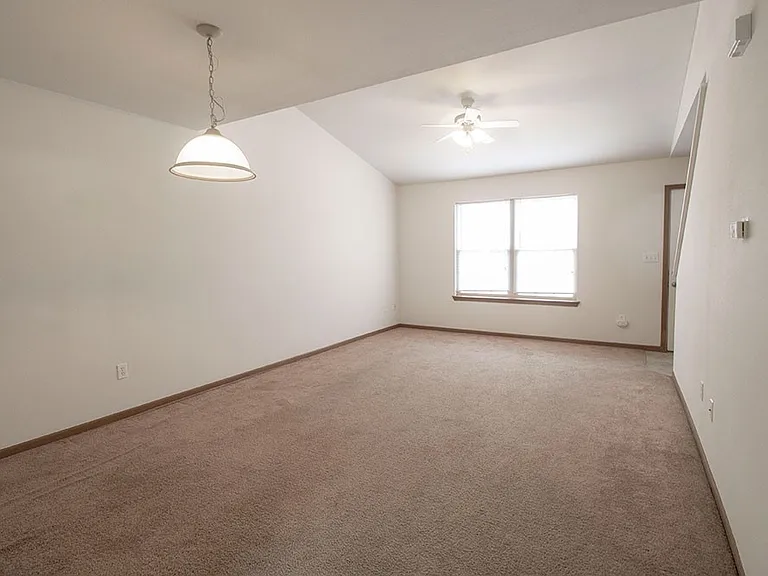 2119 Ballenger Ln — Photo 5