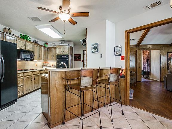 4th image of 2412 Honeysuckle Dr
