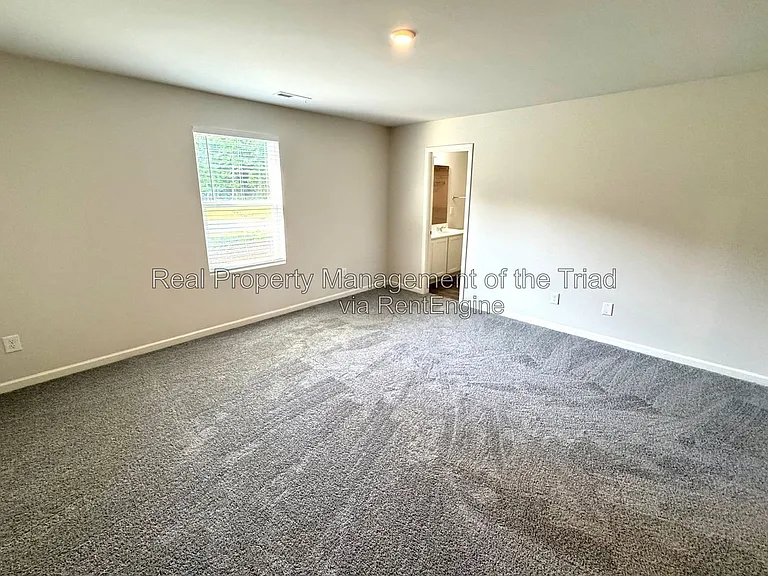 4104 Devonwood Ct — Photo 7