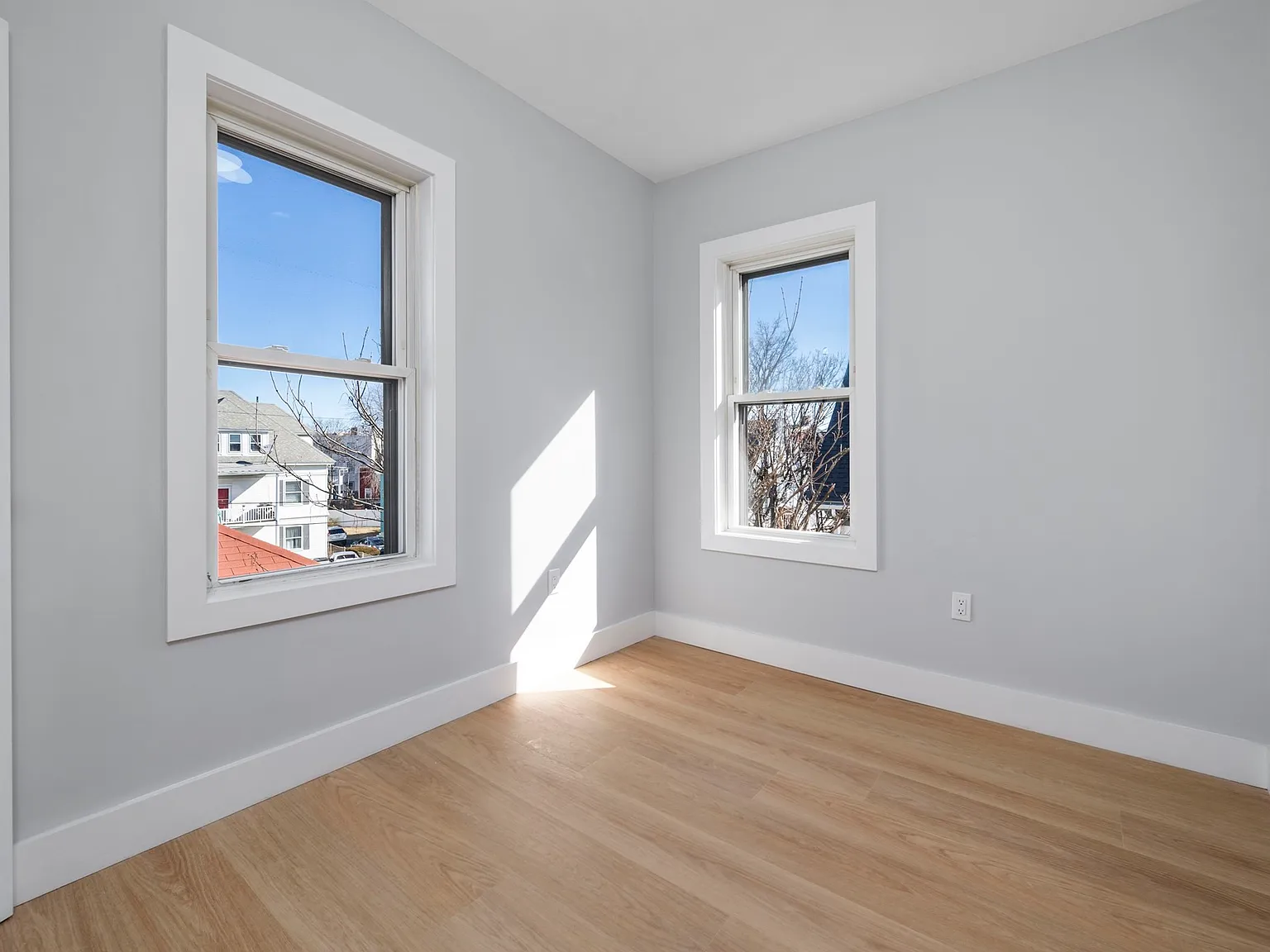 3 bed, 900 sqft, $3,100 — Photo 2
