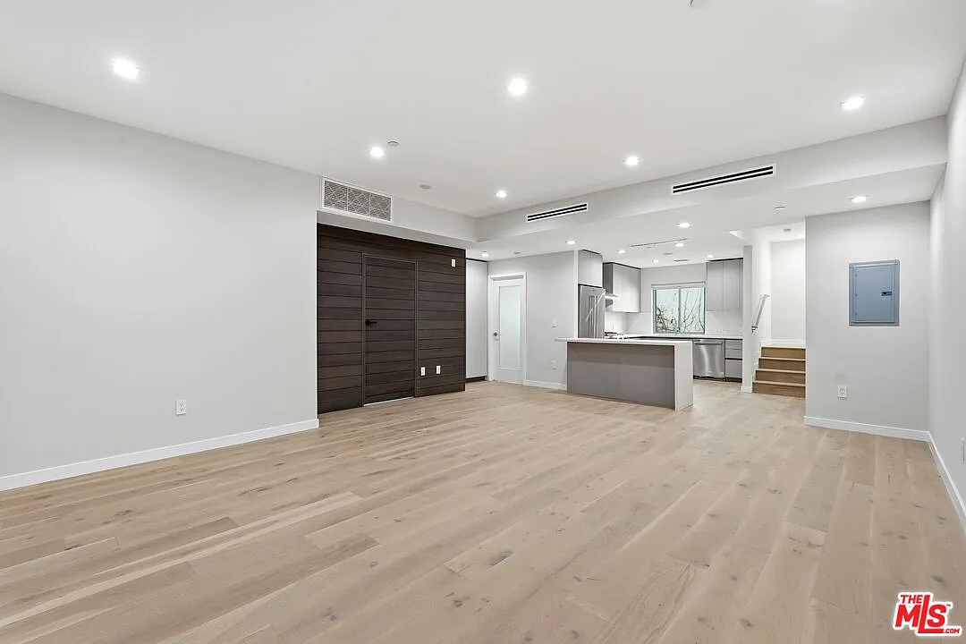 2 bed, 2.0 bath, 1151 sqft, $5,890 — Photo 2