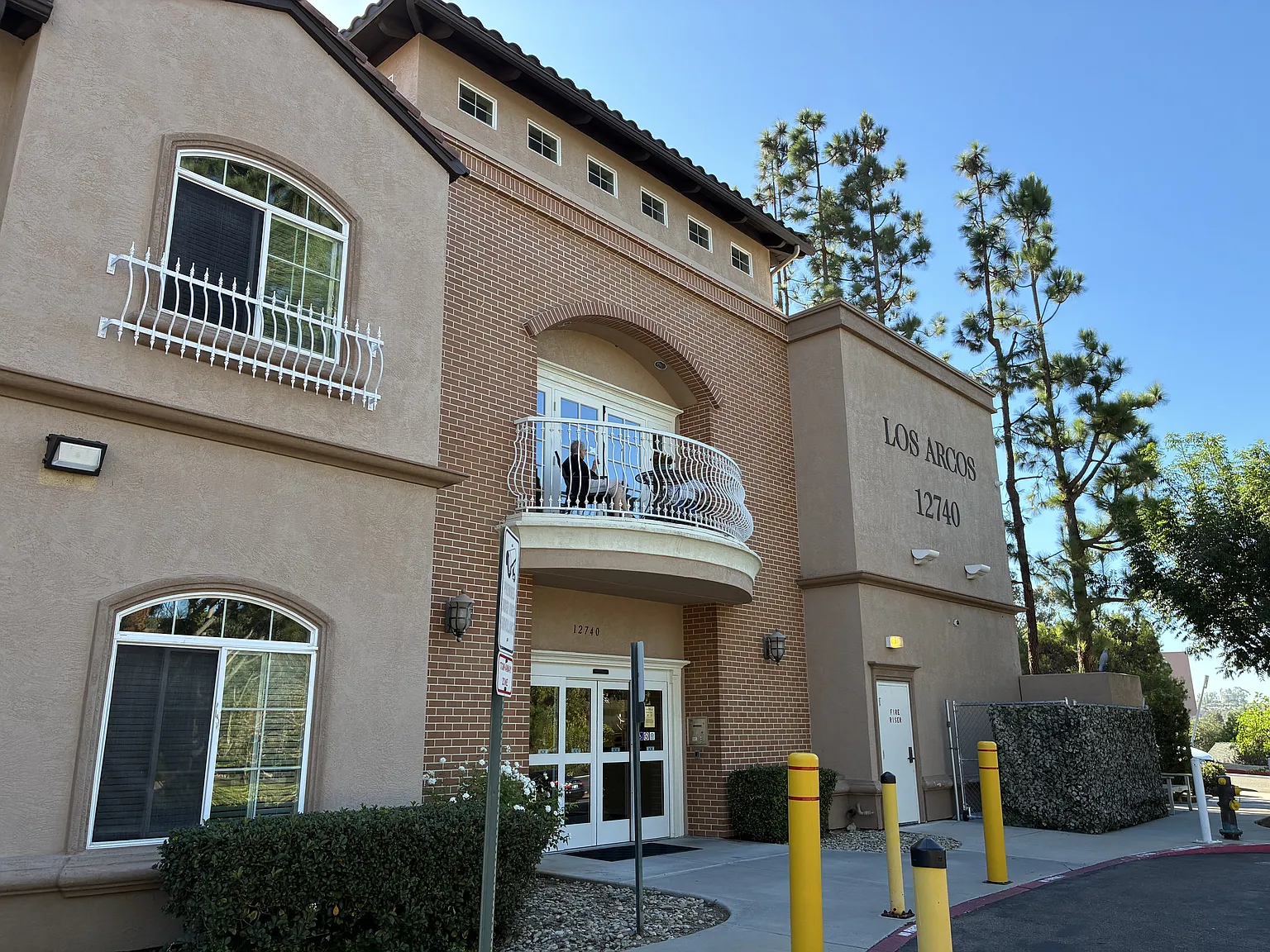 Los Arcos Senior Apartments 55+ — Photo 2