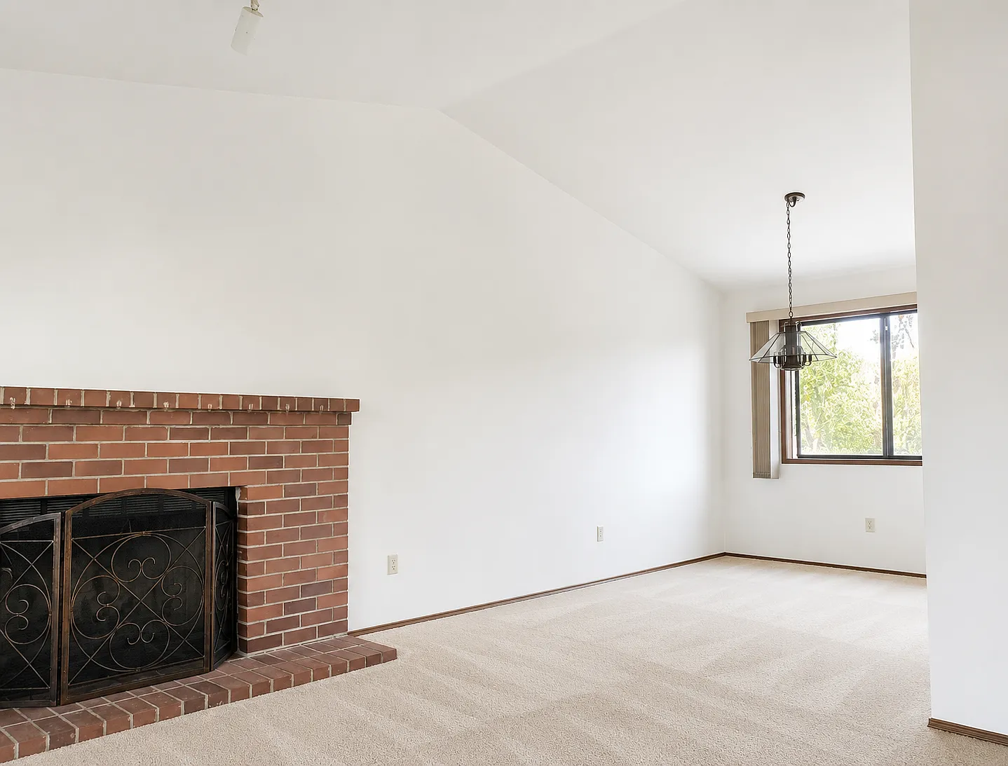 3 bed, 2066 sqft, $3,995 — Photo 4