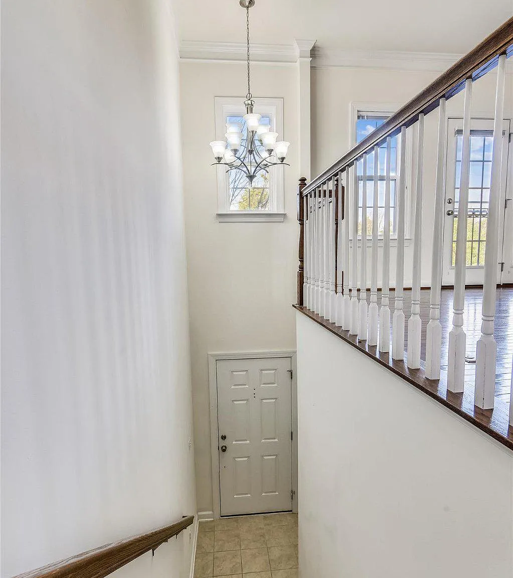 3 bed, 3.5 bath, 2540 sqft, $3,300 — Photo 3