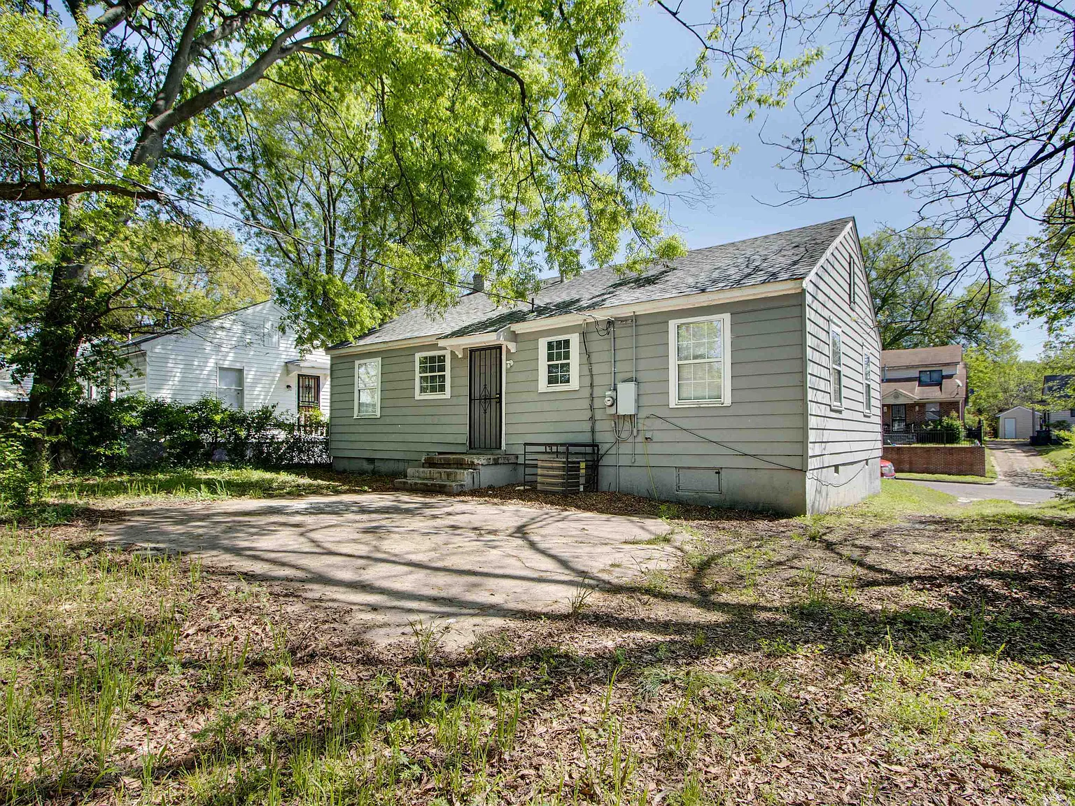 3 bed, 1.0 bath, 999 sqft, $1,000 — Photo 2