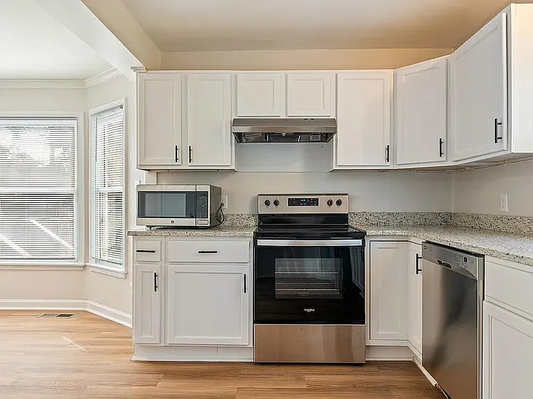 4 bed, 2.5 bath, 2530 sqft, $2,500 — Photo 2