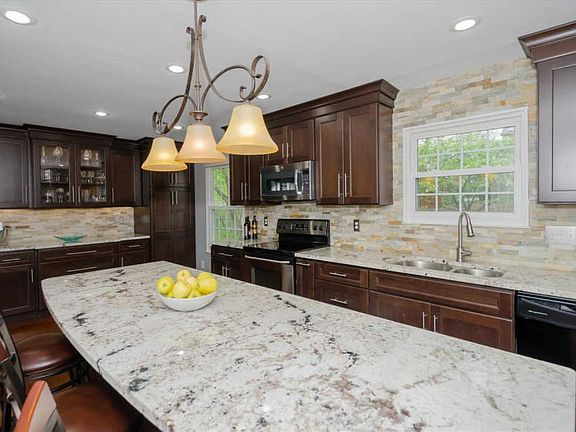 3rd image of 7712 Stonehill Dr