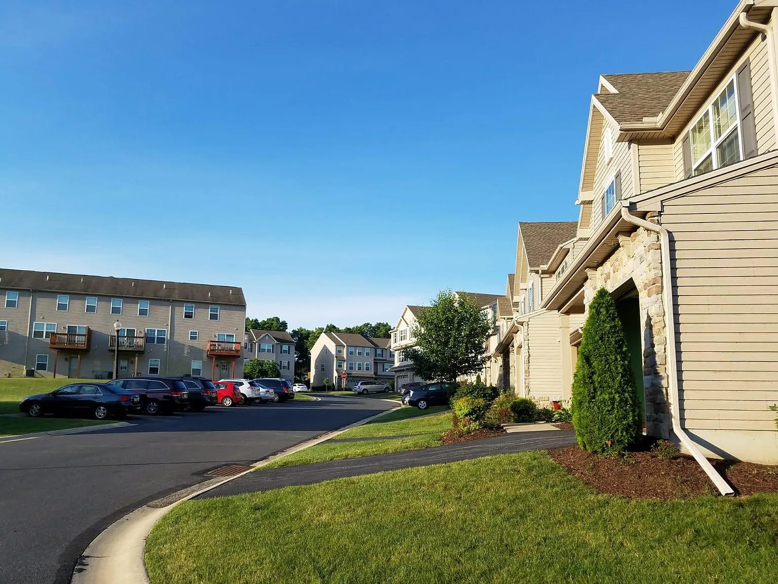 3 bed, 3300 sqft, $2,300 — Photo 4