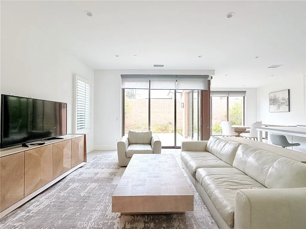 4 bed, 2769 sqft, $7,350 — Photo 4