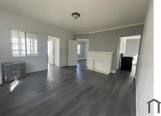 1st image of 472 W 47th Pl #472