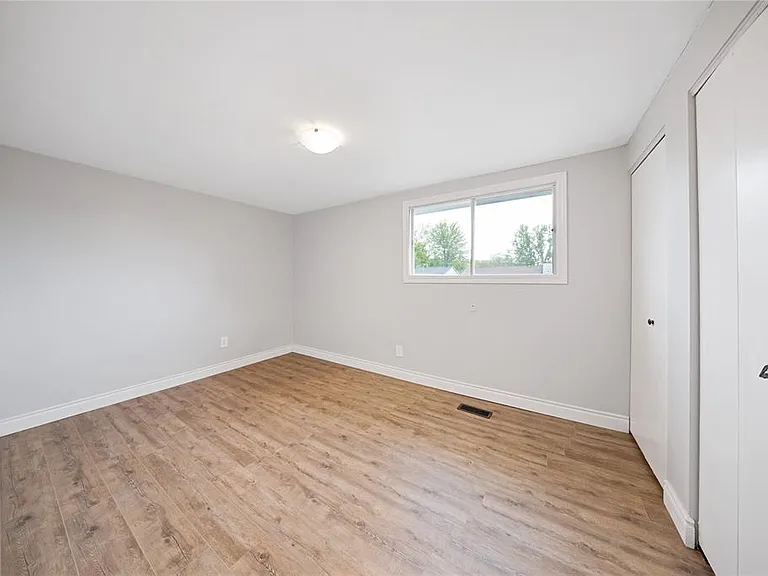 183 Bedford Cres — Photo 16