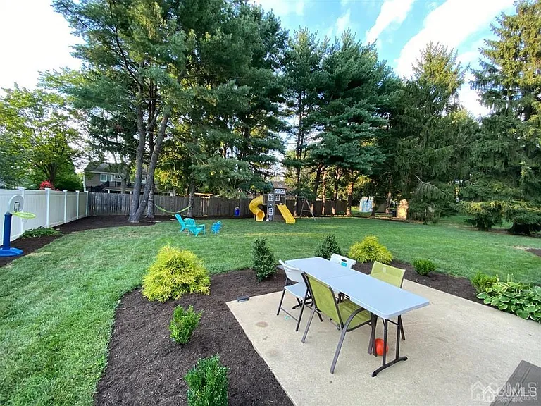 47 Linden Ln — Photo 25