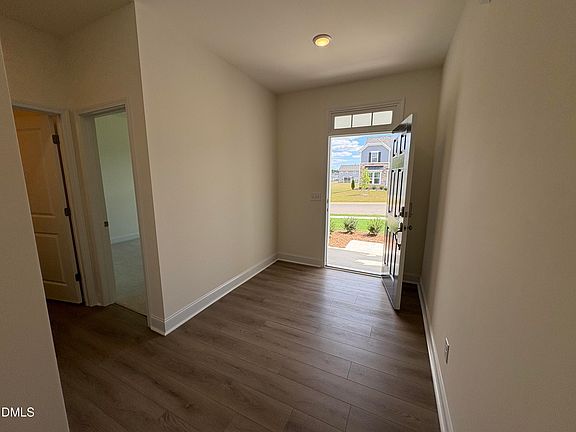 5th image of 102 Appleseed Dr