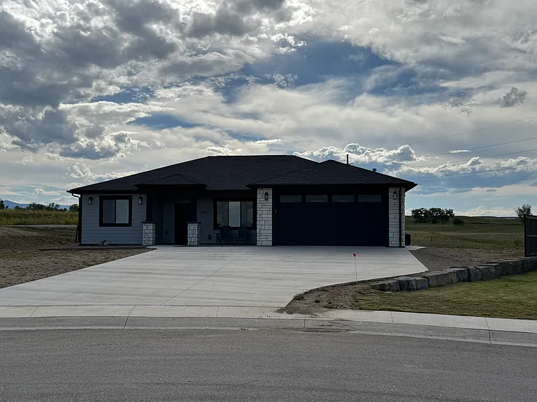 1495 Oxbow Dr — Photo 1