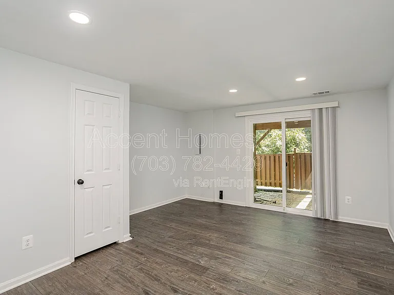 7301 Castleberg Ct — Photo 15