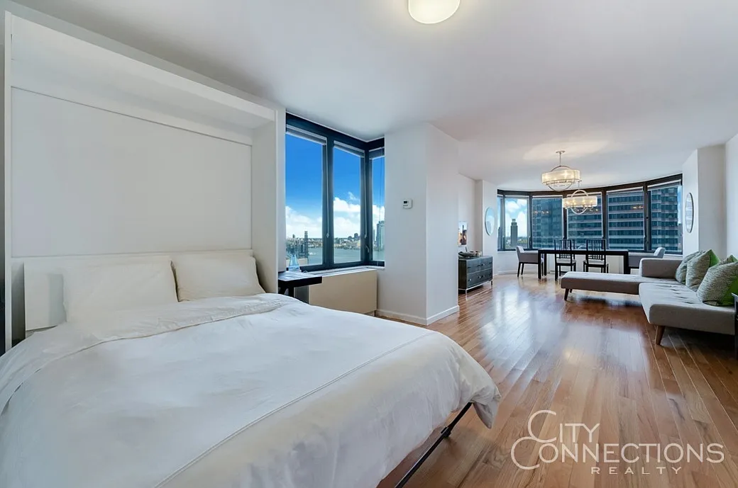 330 East 38th Street — Photo 3