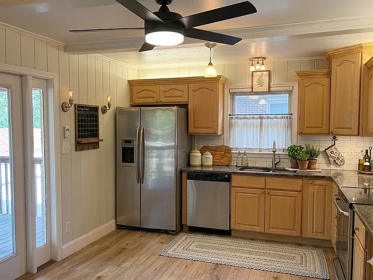 1537 Brookdale Ave — Photo 6
