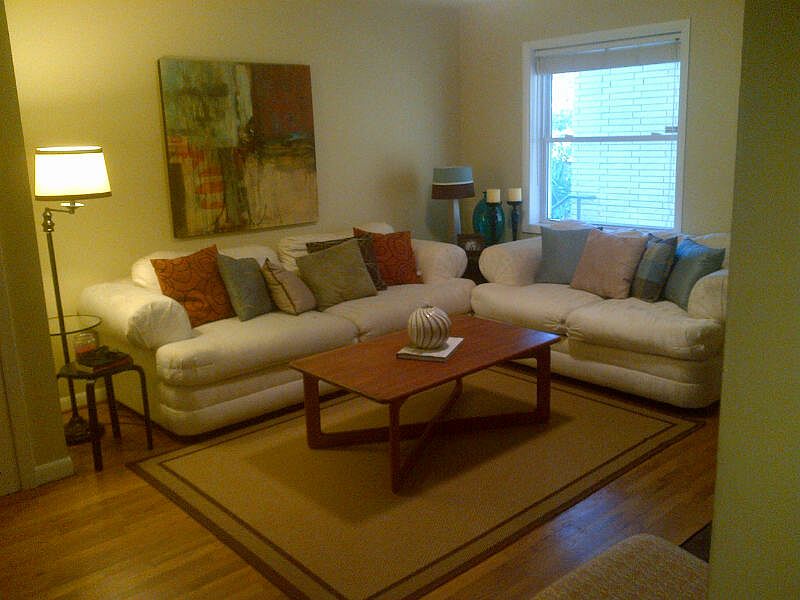 Large beautiful livingroom with hardwoods!