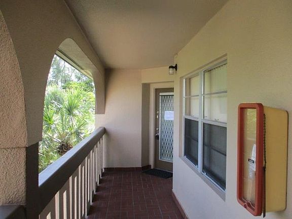 Top floor/ Corner unit