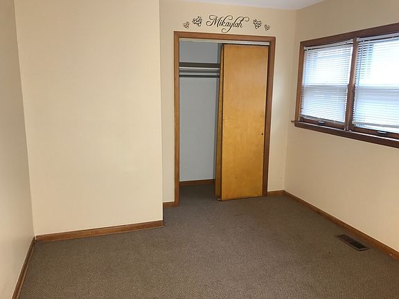 5th image of 2807 Commercial Ave