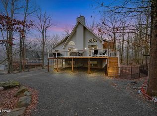 220 Powderhorn Dr, Lackawaxen, PA 18435