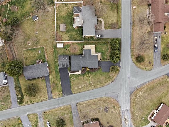 3rd image of 112 Rockbridge Rd