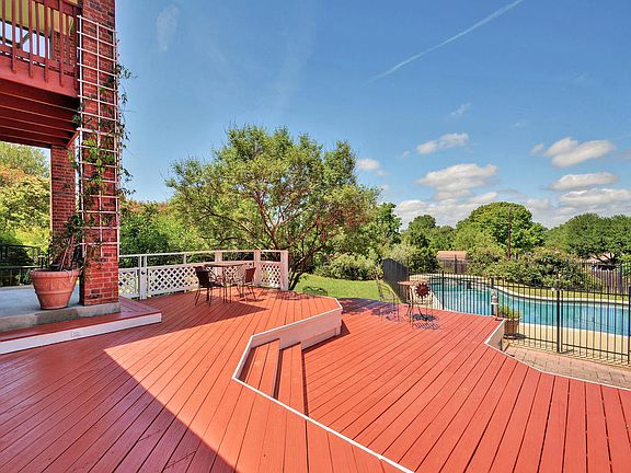 5th image of 18 Woodland Ln