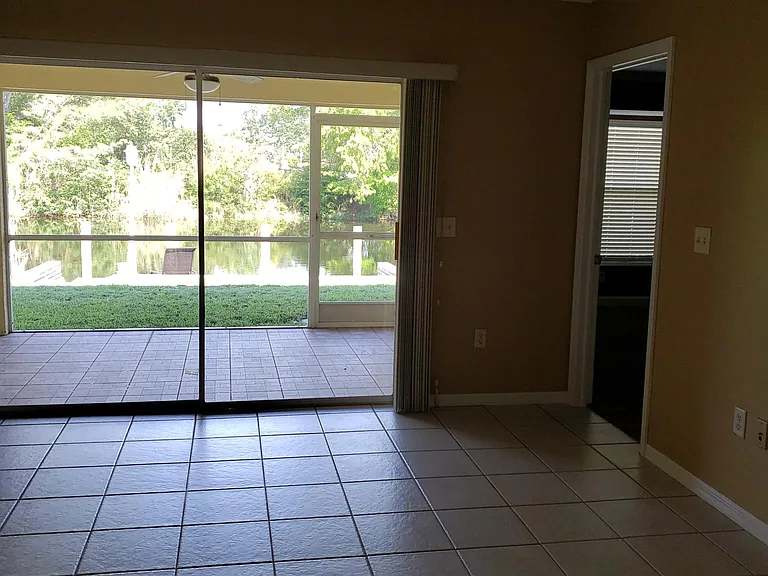604 SE 13th Pl — Photo 3