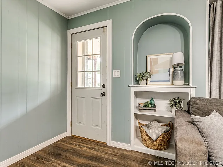 233 NE Queenstown Ave — Photo 2
