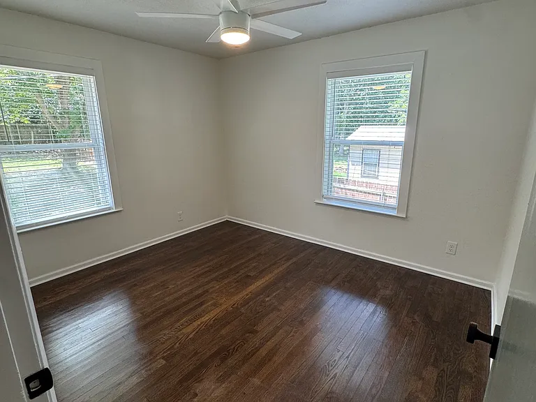 409 Sarah St — Photo 17