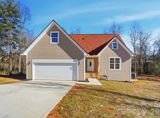 9067 McCray Farms Dr, Hickory, NC 28601