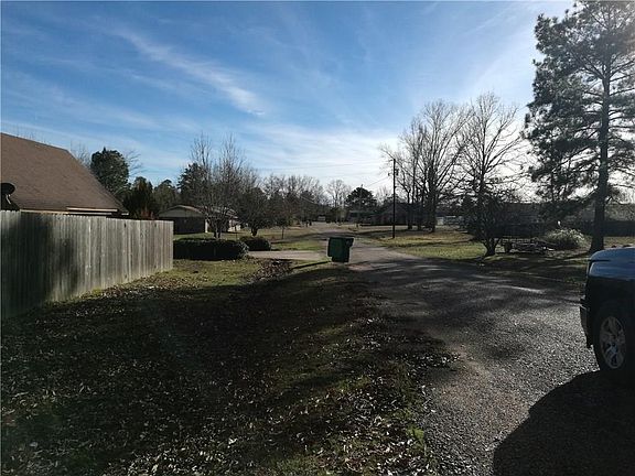 4th image of 1005 Holloman St