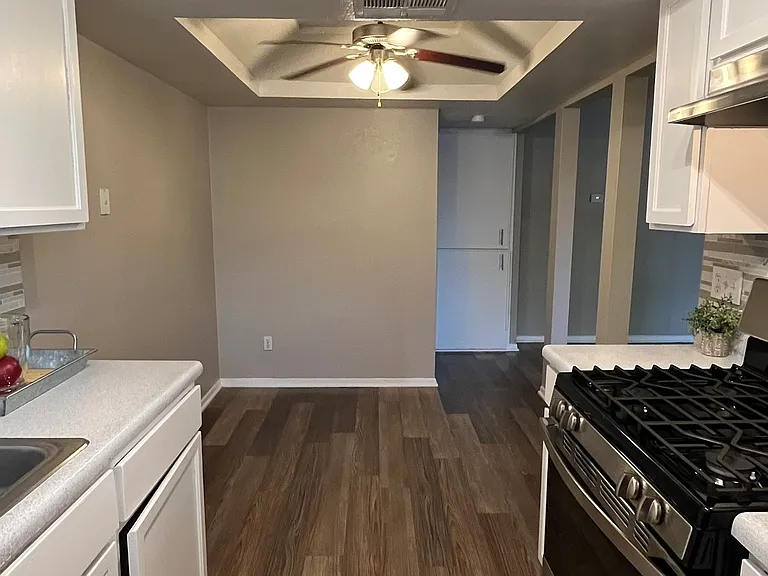 Sand Pebble Apartments — Photo 20