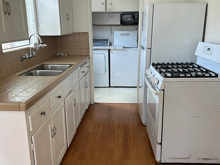 1821 Thomas Ave — Photo 5