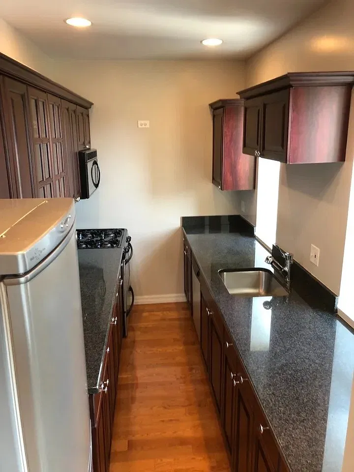 2 bed, 800 sqft, $2,300 — Photo 2