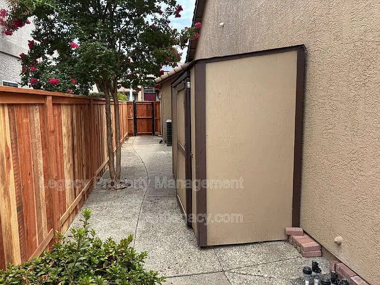 3031 Daggett Dr — Photo 20