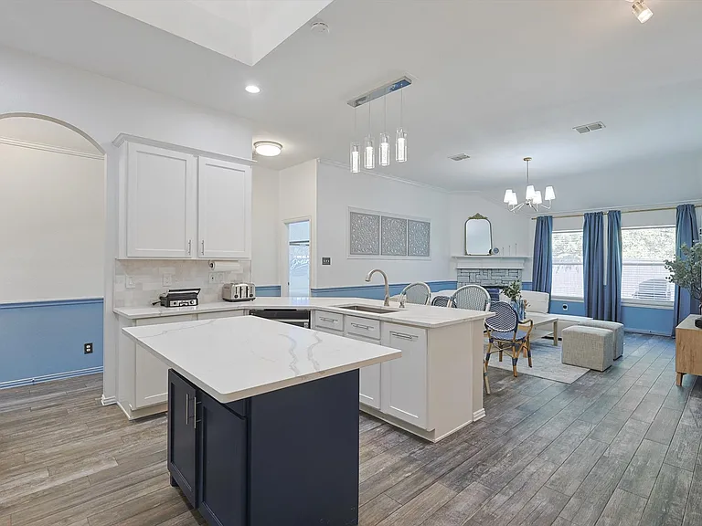 2402 Blue Holly Dr — Photo 13