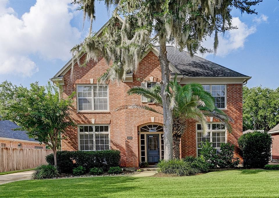 Welcome Home! This wonderful family home is in walking distance to the recreation center and the elementary school.