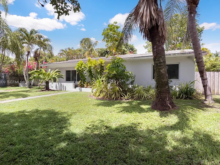 8315 SW 62nd Ct — Photo 2