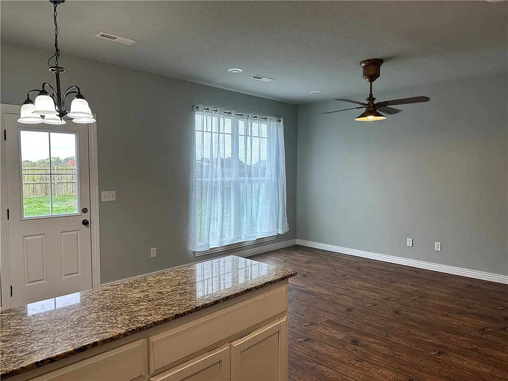 3 bed, 2.0 bath, 1400 sqft, $1,150 — Photo 4