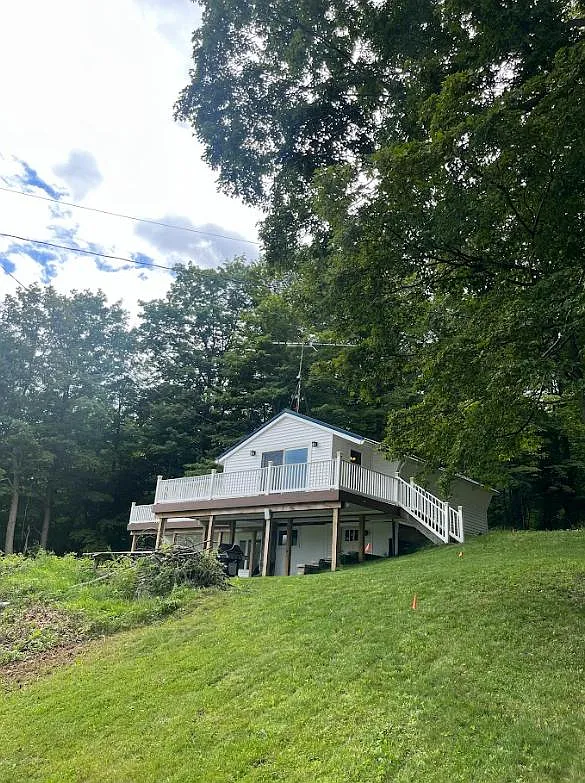 4 bed, 1.5 bath, 992 sqft, $2,400 — Photo 1