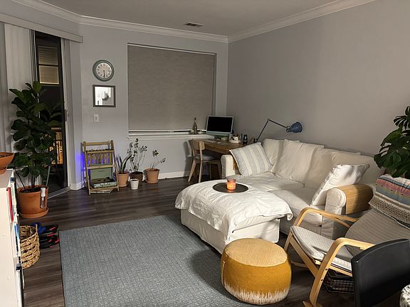 Living room that opens out onto the balcony.