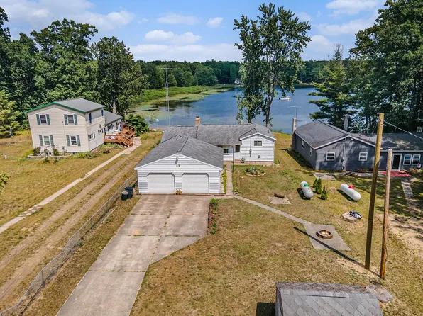 52 S Emerson Lake Dr, Branch, MI 49402