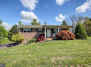 1561 Lake Shore Dr, Chambersburg, PA 17202