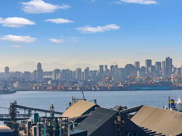 1401 Hunter St #1906, North Vancouver, BC V7J 0E2